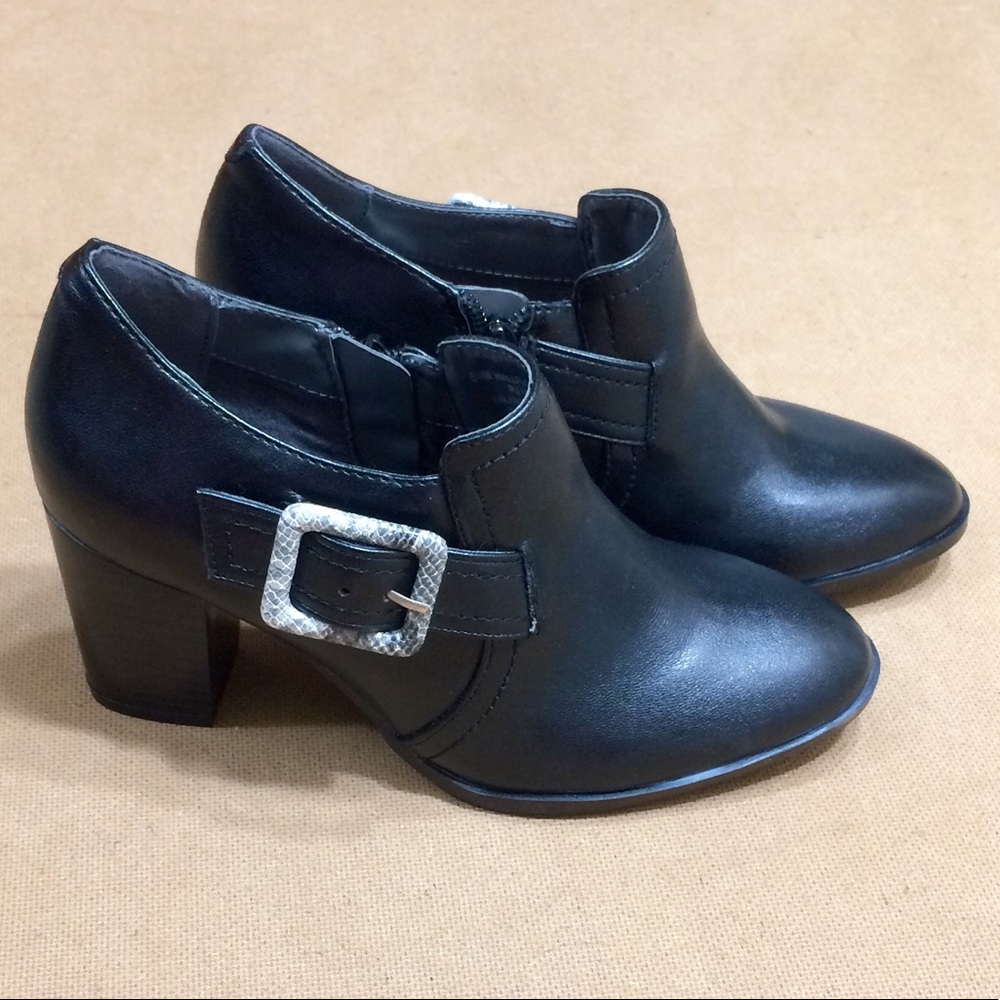 Women’s Aerosole leather with side buckle shooties